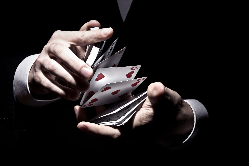 Como Aprender Jogar Jogos de Cassino Online 1 magician shuffling cards cool way spotlight