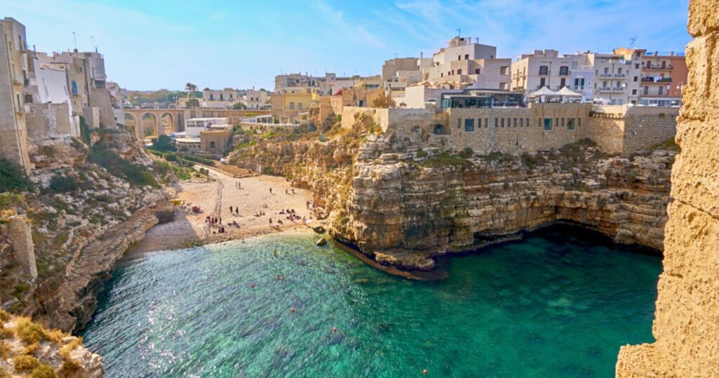 10 destinos de praia mais baratos que você pode reservar em todo o mundo 2 an aerial view of the beach in puglia, italy