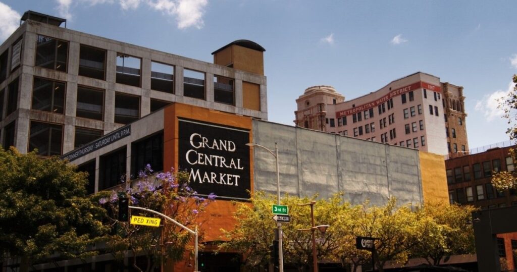10 lugares encantadores que provam por que um voo de Nova York para Los Angeles vale a pena 1 Grand Central Market, Downtown Los Angeles, CA