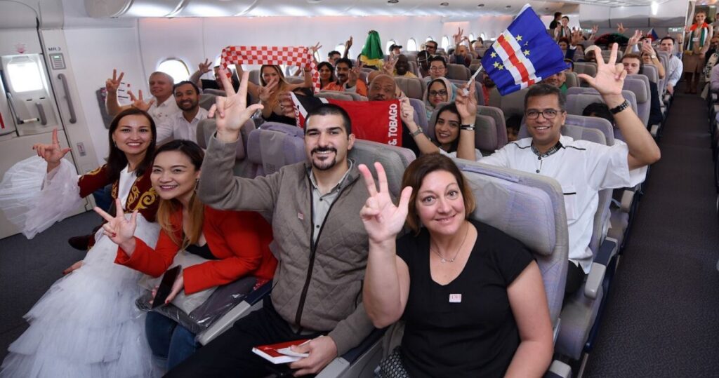 20 fotos tiradas por passageiros da United Emirates Airlines 2 Diverse passengers on year of tolerance flight with United Emirates Air