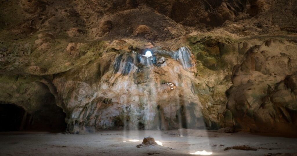 Explore cavernas antigas no Parque Nacional Arikok de Aruba (e mais) 2 Quadirikiri Cave, Arikok National Park, Aruba