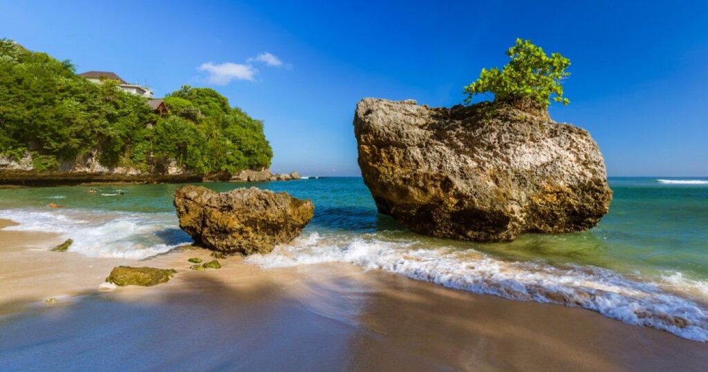 Island Escape: Estas são as 10 praias mais bonitas de Bali 25 Padang Padang Beach in Bali, Indonesia