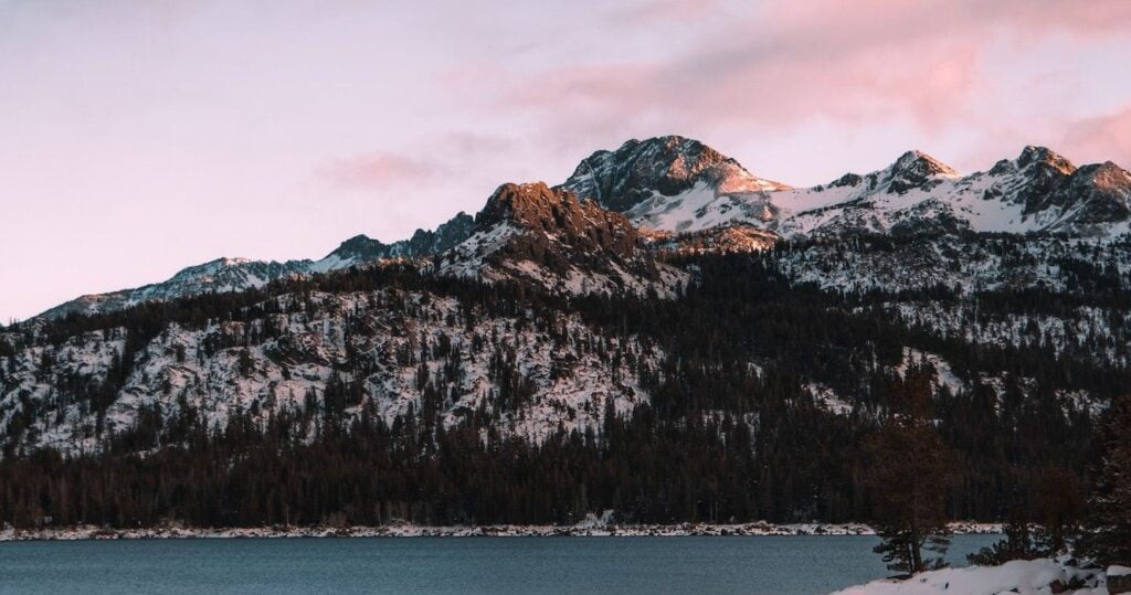 10 cidades montanhosas na Califórnia que são perfeitas para um destino de inverno 29 Caples-Lake-Kirkwood-California-snow-winter