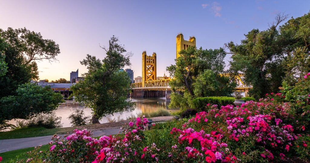 10 coisas que você deveria estar fazendo em Sacramento 2 gardens and a bridge in sacramento, california