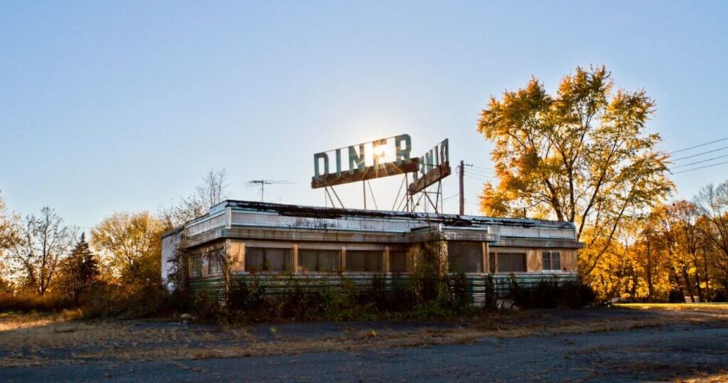 10 fotos tristes de clientes abandonados nos Estados Unidos 7 An abandoned diner at sunset