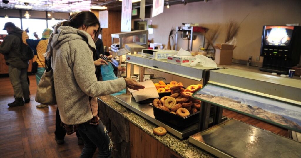 10 lojas incríveis de donuts em Colorado Springs para satisfazer seu desejo por doces 3 Pikes Peak, Colorado Springs, Colorado