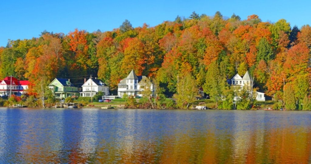 10 melhores cidades para pegar folhagem de outono no norte do estado de Nova York (se você estiver voando da Flórida) 23 Autumn Colors at Saranac Lake, Lake Placid, New York