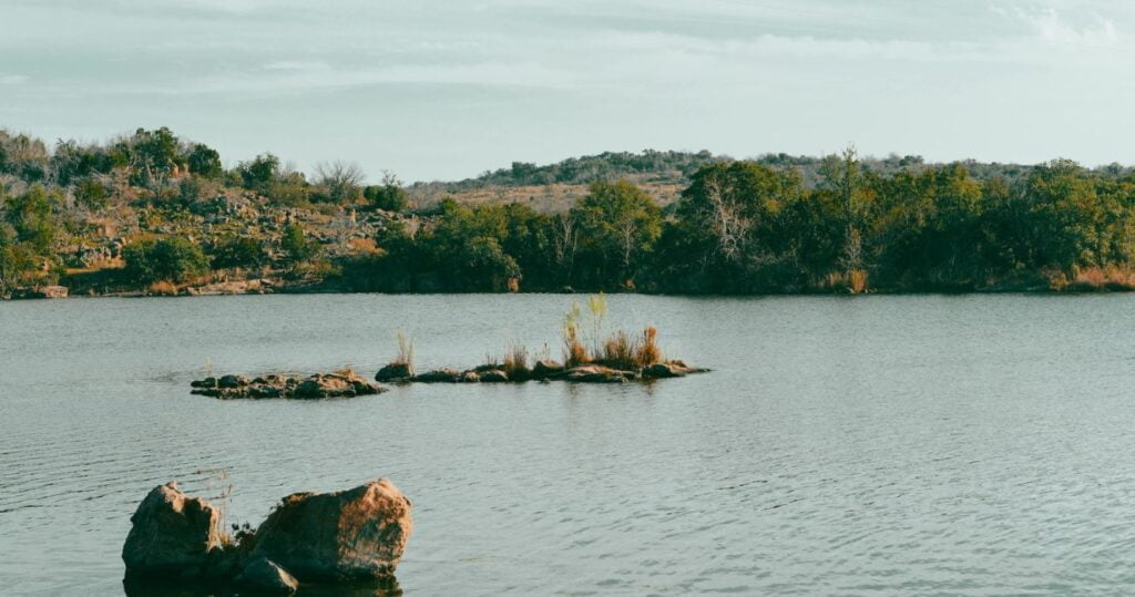 10 melhores parques estaduais do Texas (de sua lista de 74) 2 Inks Lake State Park in Burnet TX USA