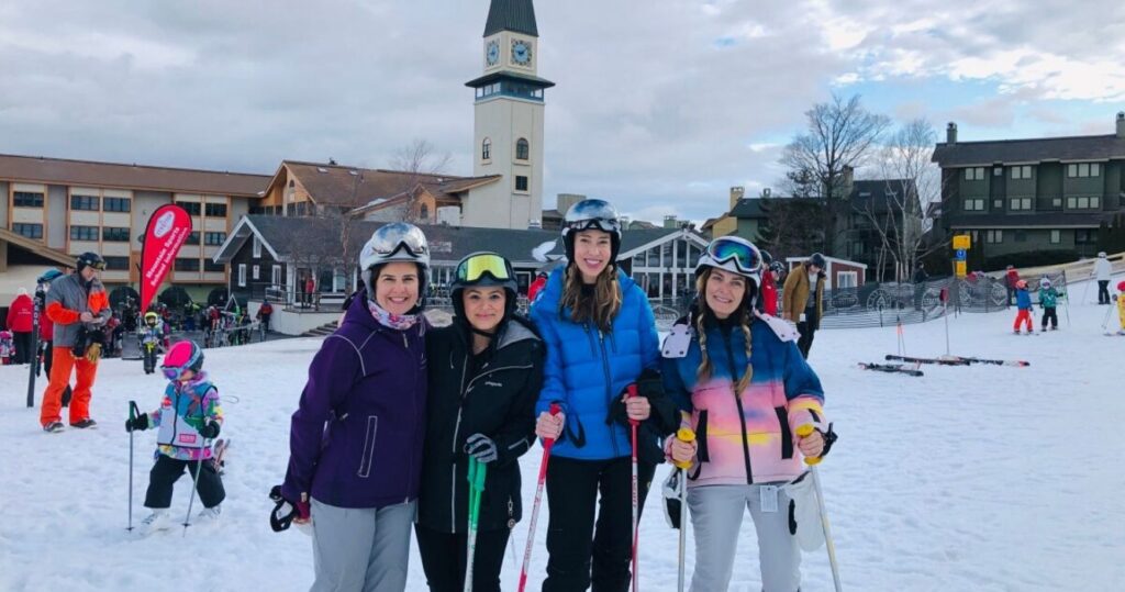15 coisas que as mulheres devem usar em uma estação de esqui (5 que não devem se preocupar em fazer as malas) 25 Women at a ski resort in ski clothing