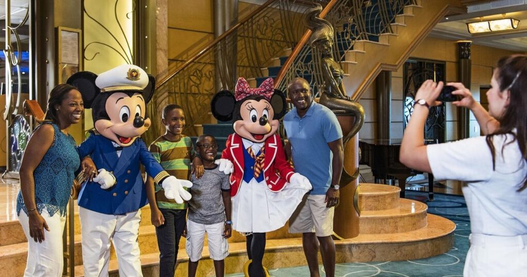 16 coisas que a equipe disse sobre trabalhar a bordo dos cruzeiros da Disney 11 a family takes a photo with mickey and minnie mouse aboard a disney cruise