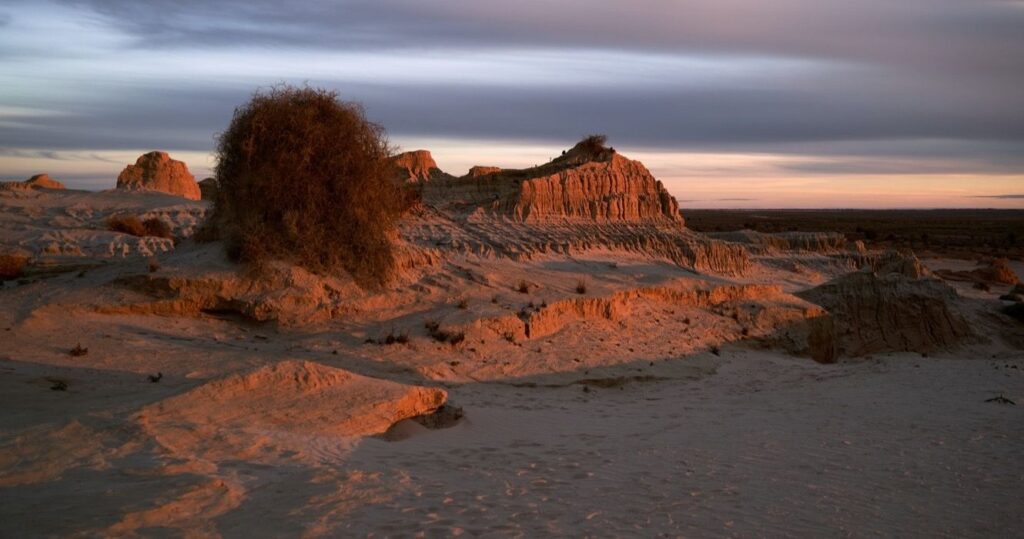 8 sítios arqueológicos interessantes para visitar na Austrália 2 Mungo National Park NSW, Australia