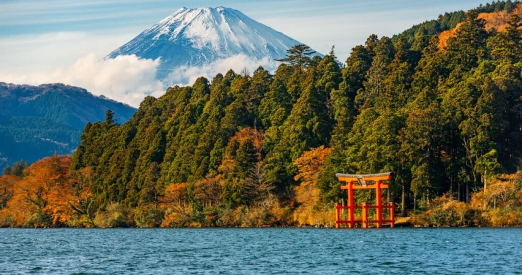 9 coisas incríveis para fazer em Hakone, Japão 17 Lake Ashinoko and red Torii gate, Hakone, Japan