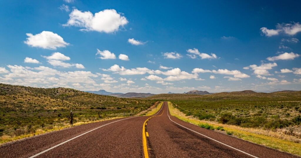 Bucket-List: Viagem rodoviária cross-country nos EUA via I-90 2 driving on the open road i-90