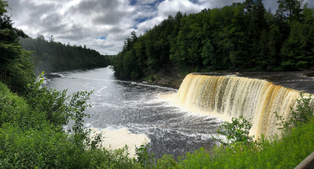Como planejar férias perfeitas na península superior de Michigan 19 View Of Upper Peninsula Waterfall
