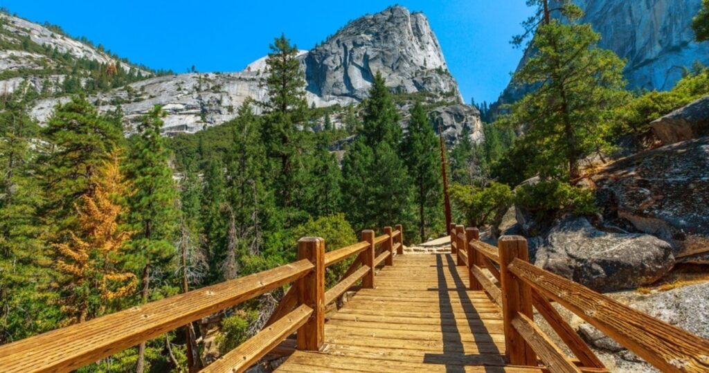 É por isso que a trilha da névoa no Half Dome deve estar na sua lista se você gosta de caminhar 2 the bridge on the mist trail to half dome in yosemite