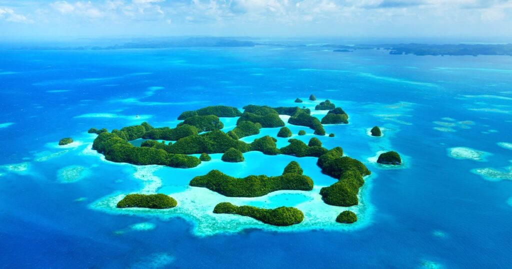 Estes são os 10 menores países que você pode realmente visitar 7 an aerial view of the island of palau