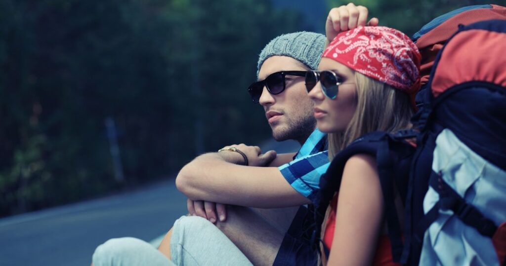 Estes são os únicos filmes de viagem que você precisa assistir para a melhor inspiração de férias 2 two people hitch hiking across the country