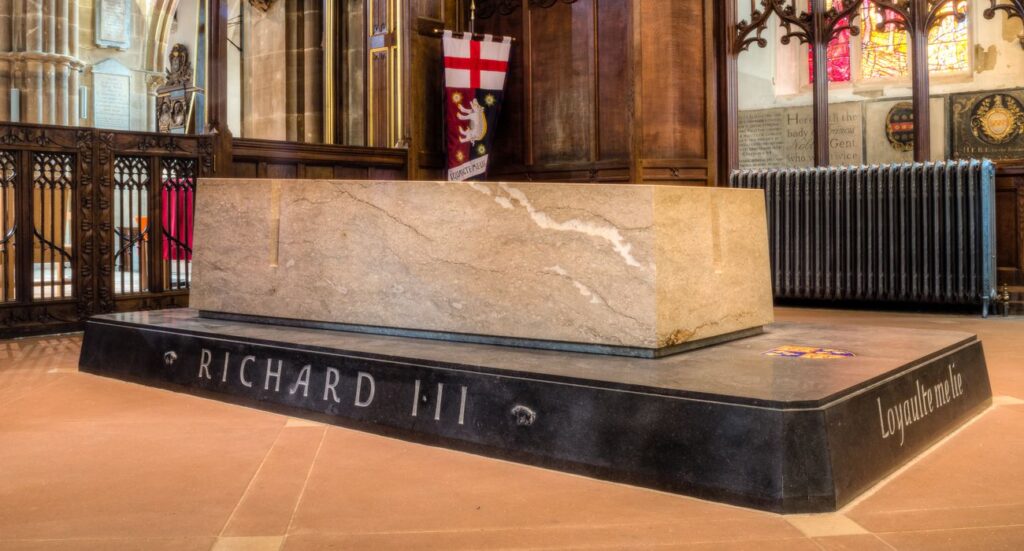 O estacionamento: o glorioso enterro do rei Ricardo III da Inglaterra 2 King Richard III Tomb