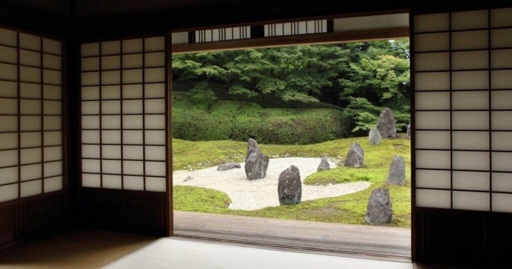 Tudo o que você pode fazer ao se hospedar em um tradicional Ryokan japonês 2 View from Ryokan on japanese garden in Kyoto