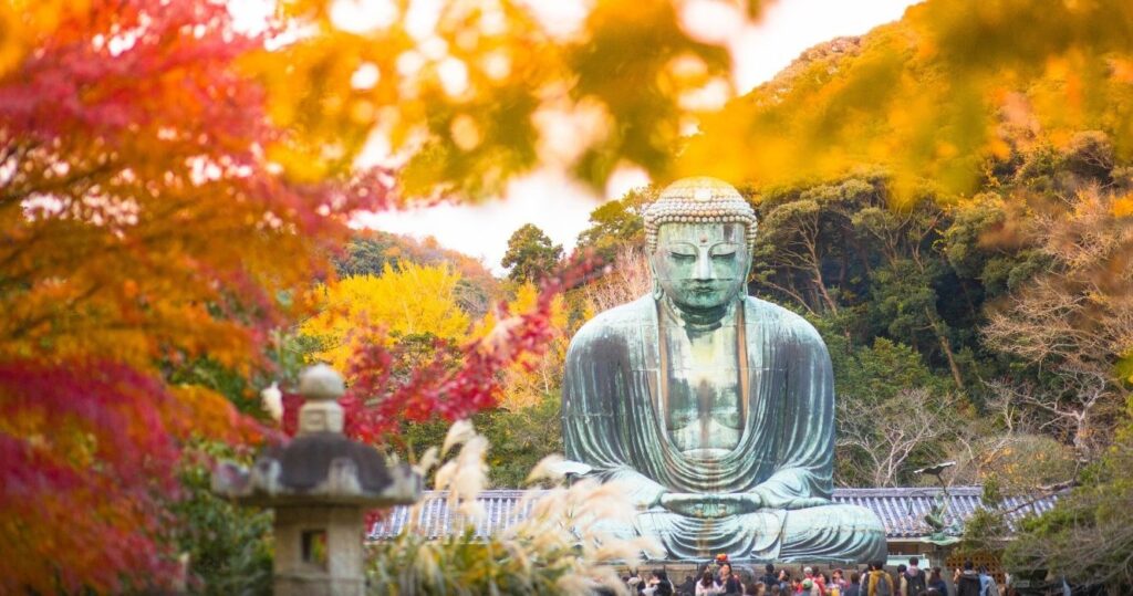 Ultimate Kamakura Travel Guide: Onde ir e o que fazer 2 Kamakura Daibutsu during the fall with foliage