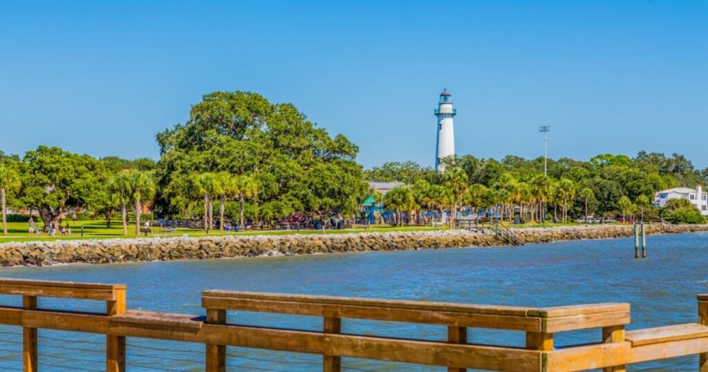 Um guia para as ilhas mais populares da Geórgia 2 Saint Simons Park and Lighthouse from Pier